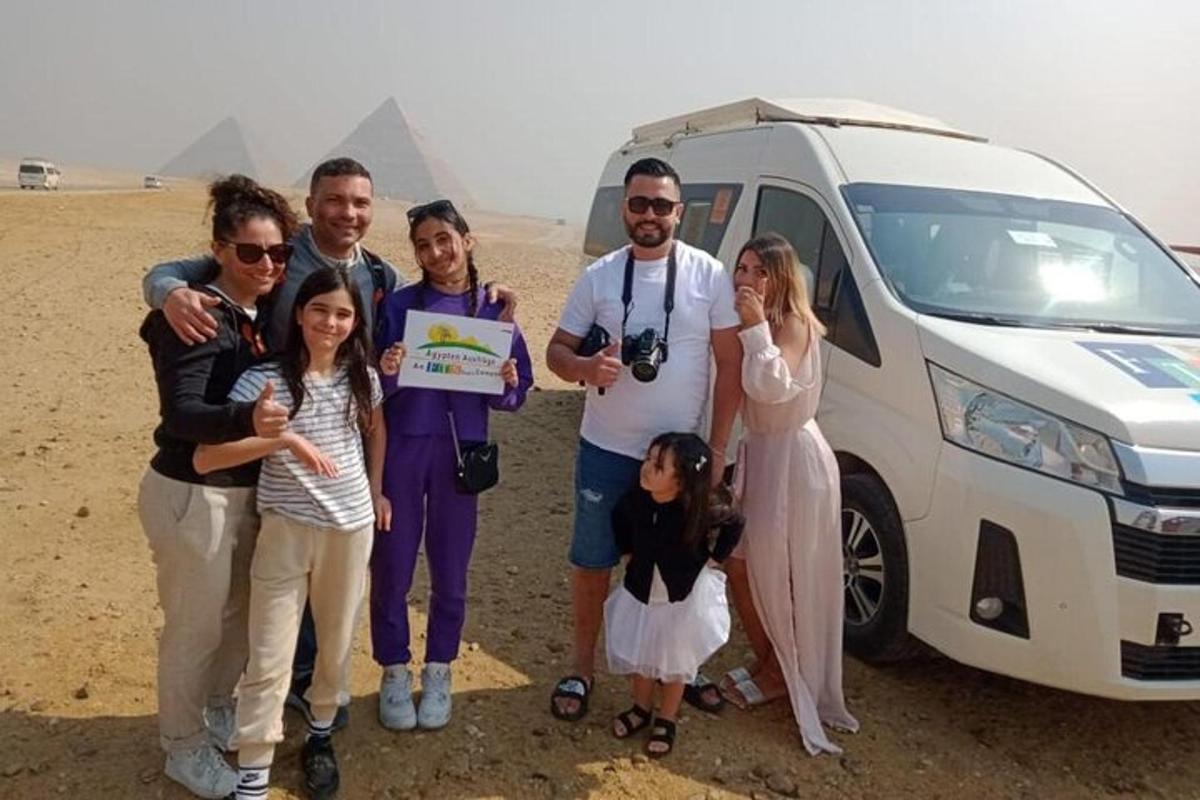 un gruppo di persone in piedi accanto a un furgone nel deserto
