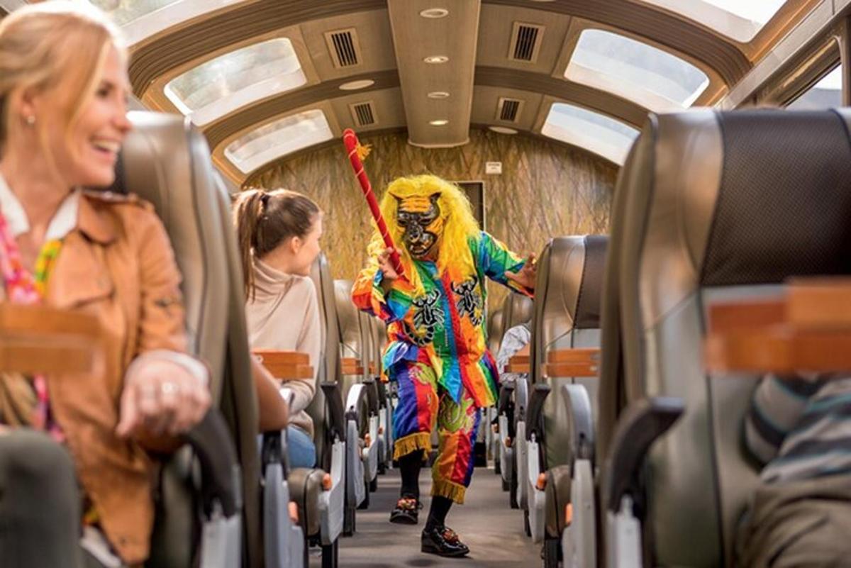 en person i clownkostym på ett tåg