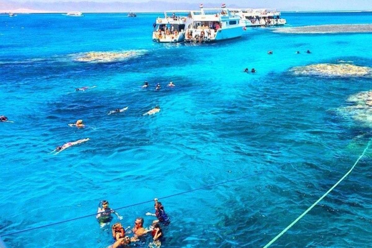 μια ομάδα ανθρώπων που κολυμπούν στα γαλάζια νερά