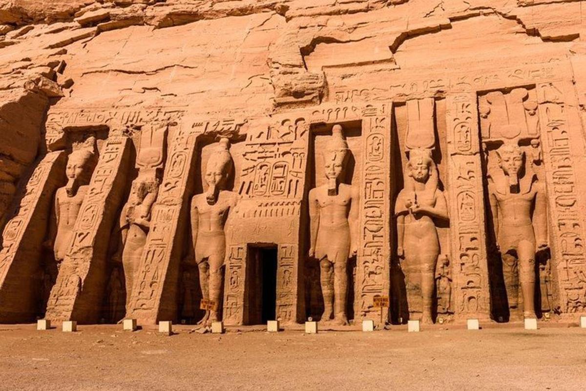 un muro di pietra con rilievi di persone su di esso