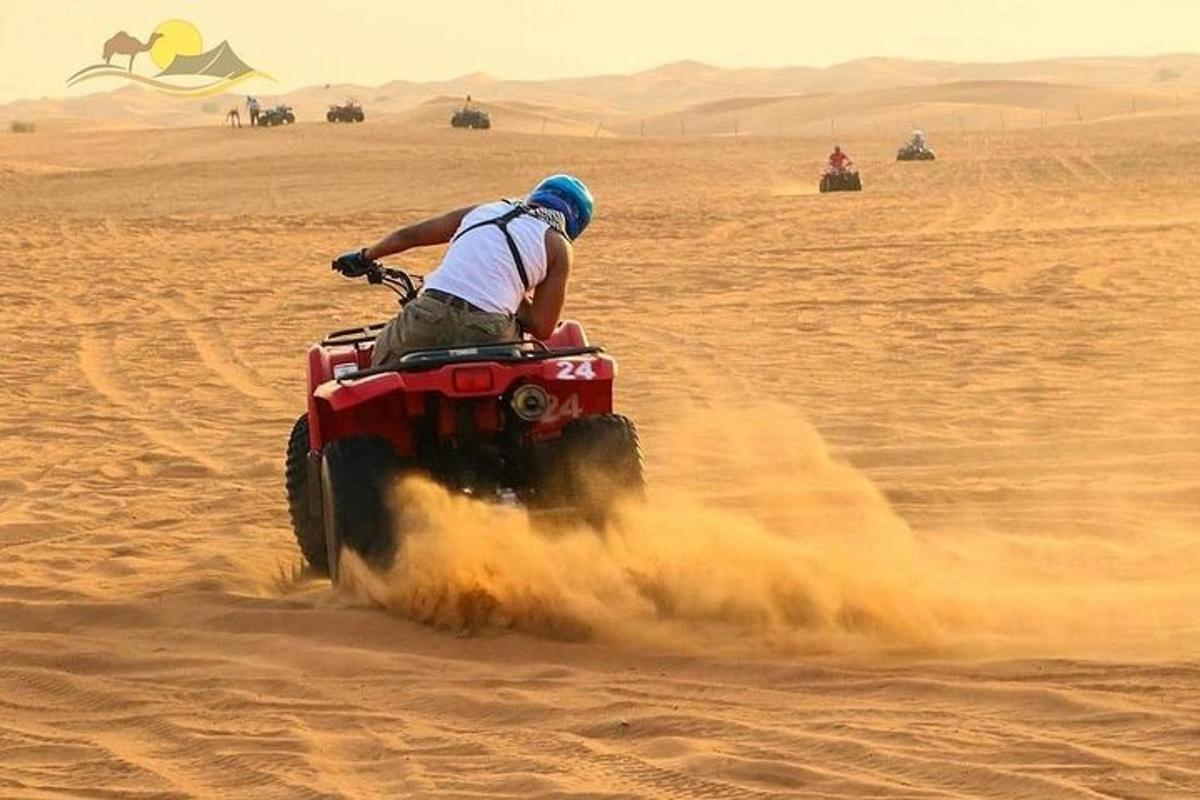 un uomo in sella a un quad nel deserto