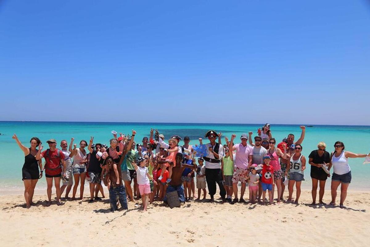 skupina ljudi, ki pozirajo za sliko na plaži