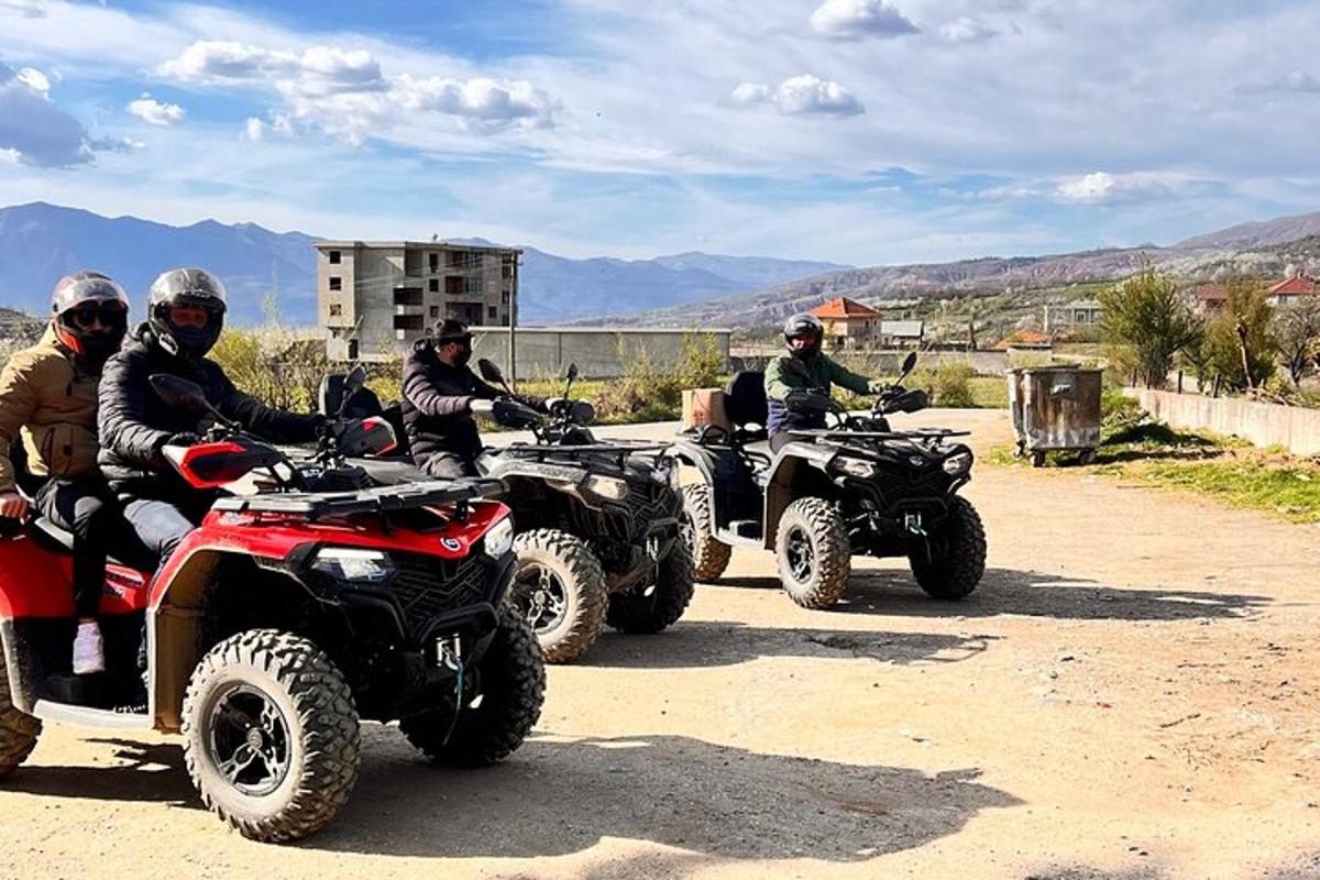 egy csoport ember ATV-zik egy földúton