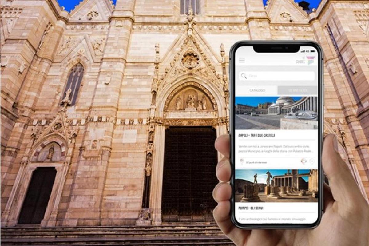 uma pessoa segurando um celular em frente a uma igreja