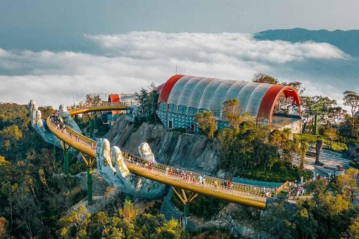 Un paseo en un parque de atracciones con una montaña rusa