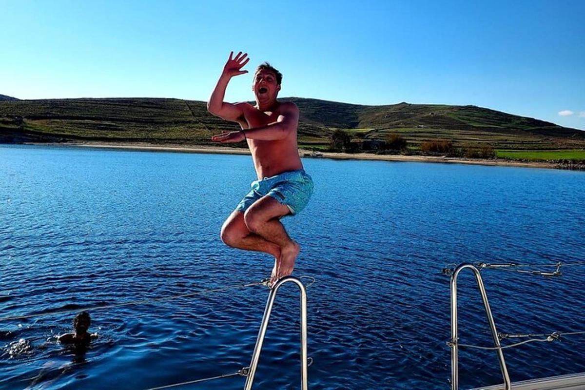 un giovane che salta in acqua