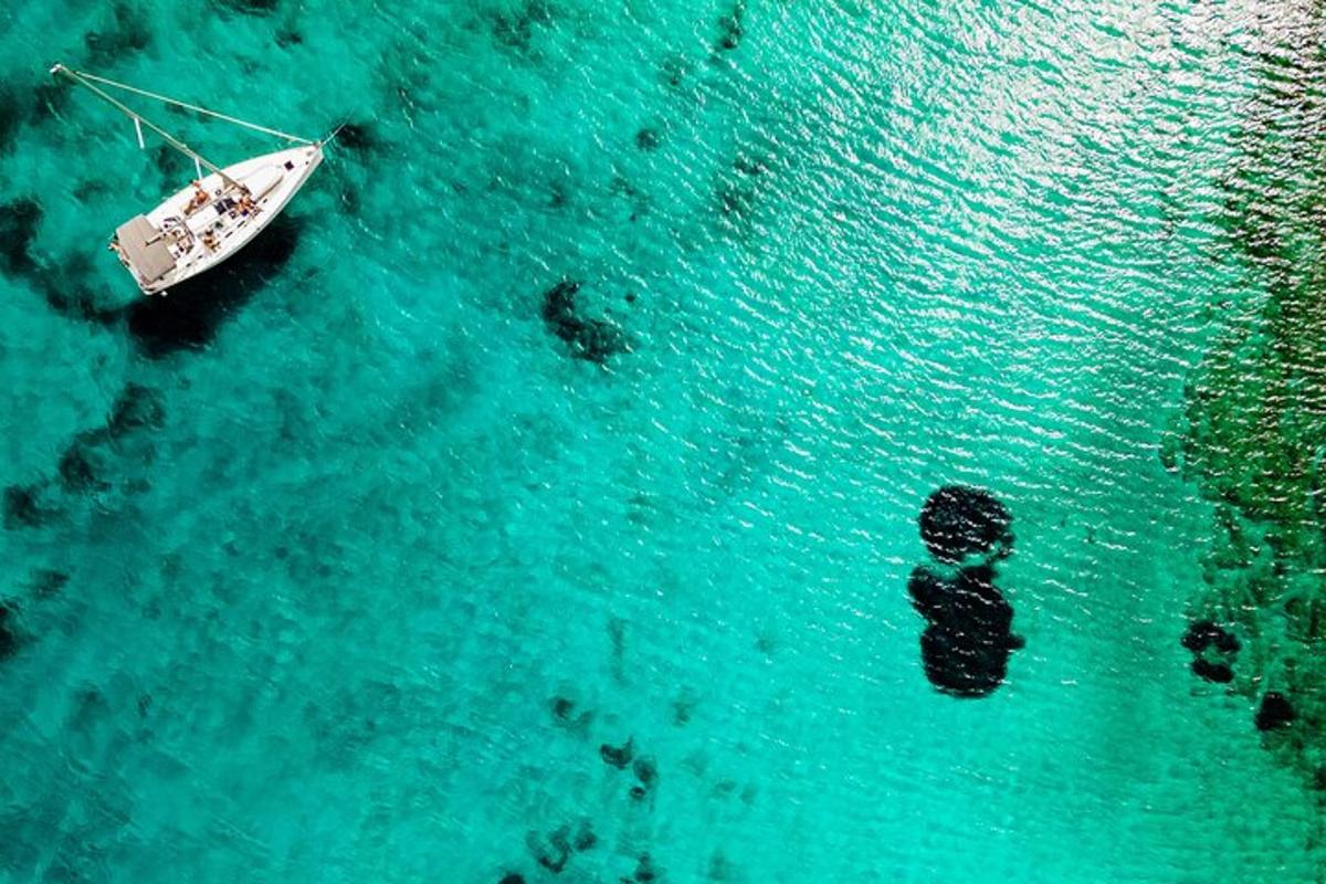 una barca in mezzo all'acqua
