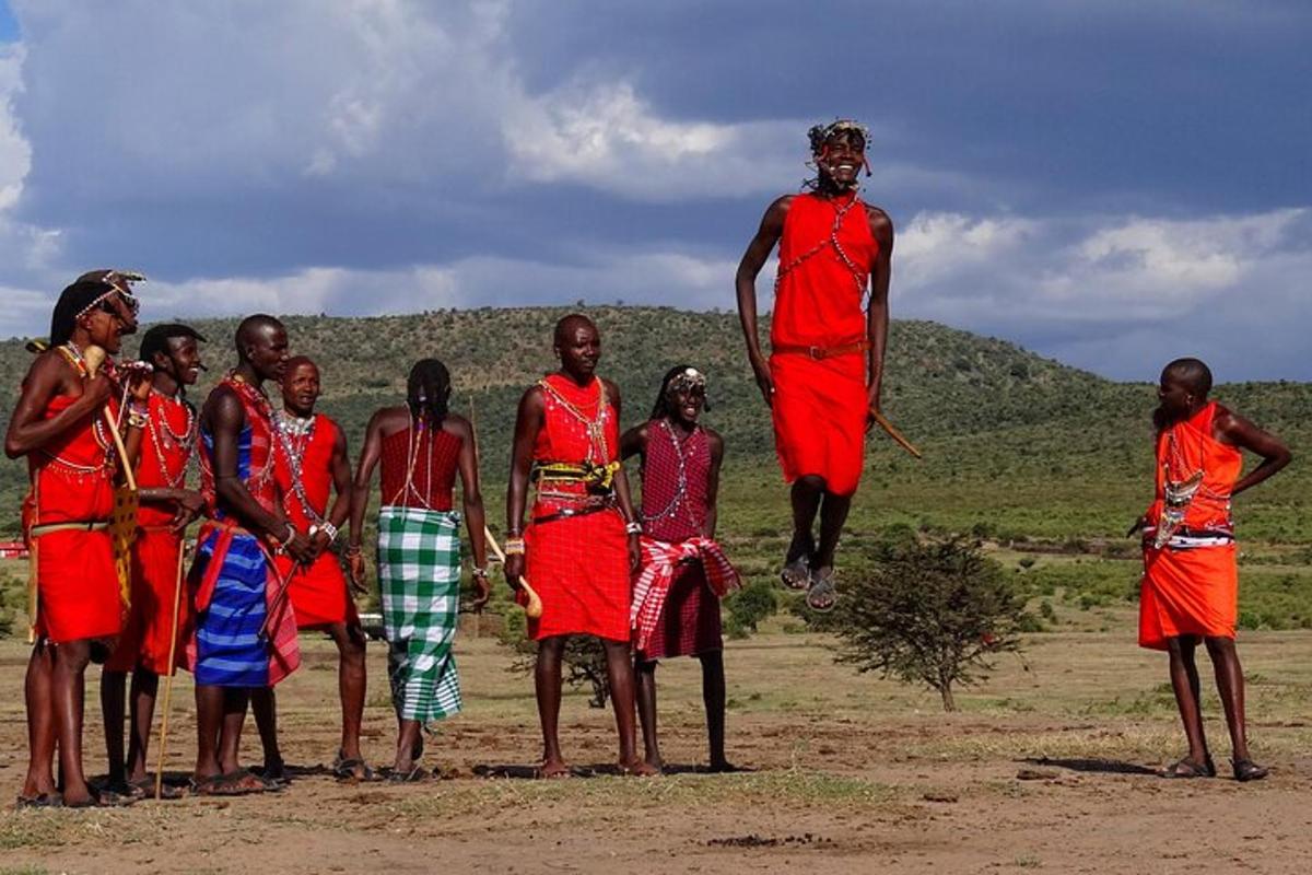Un grupo de personas de pie en un campo