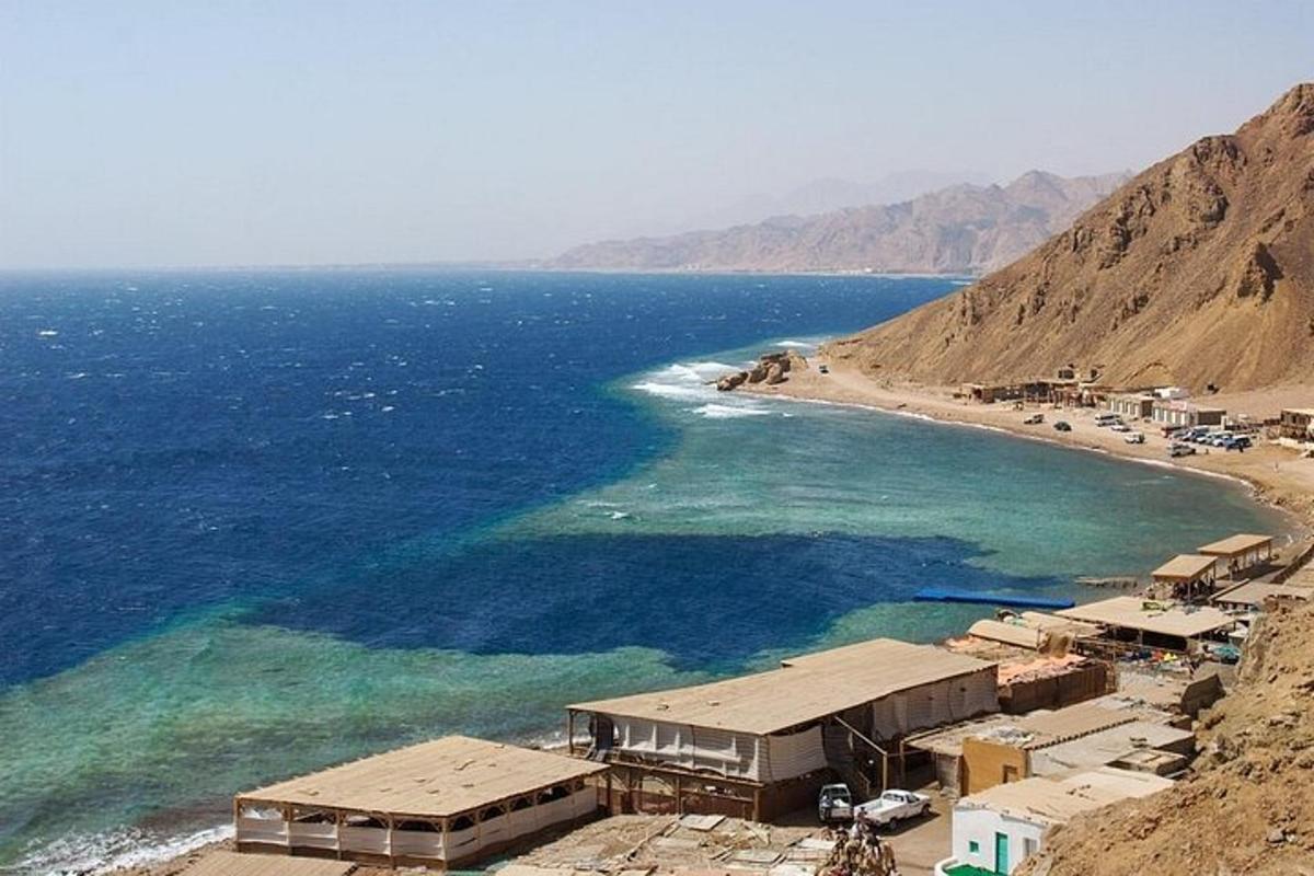 plaža s skupino stavb in oceanom