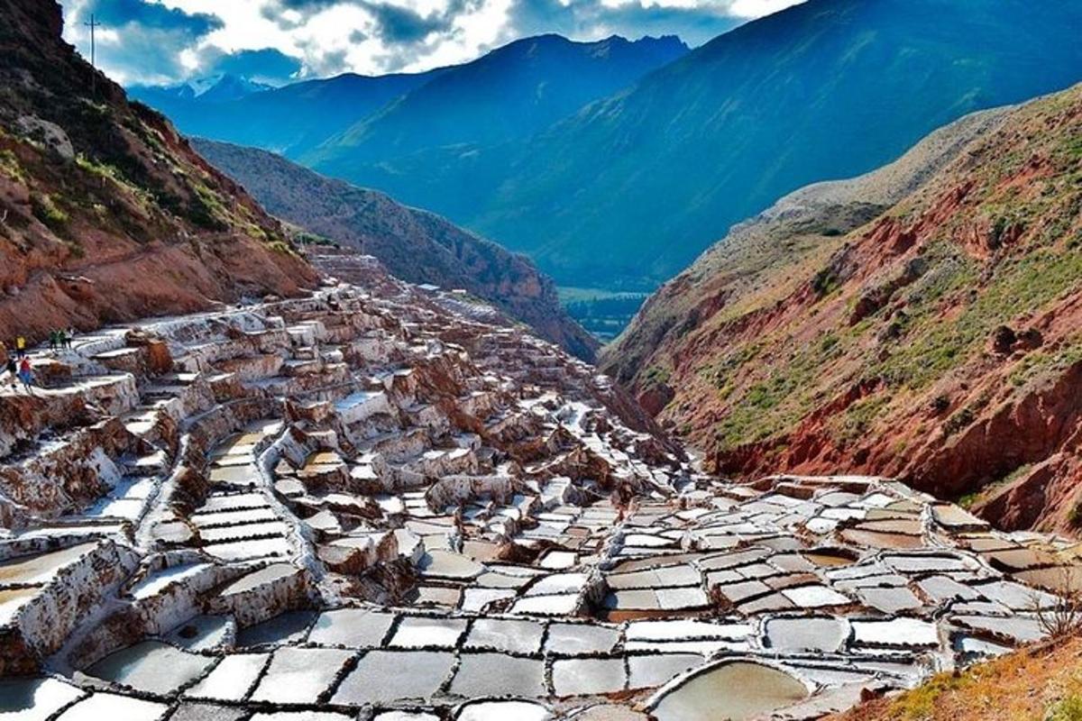 قرية على جانب الجبل