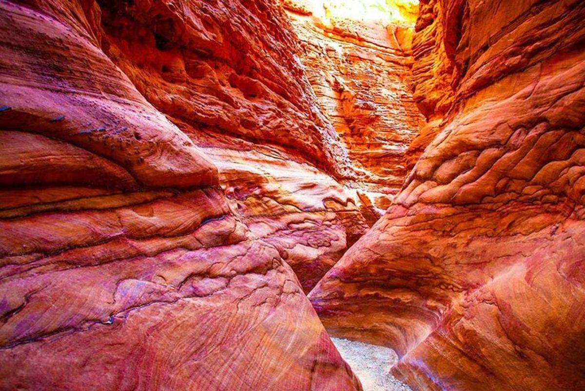 una vista di un canyon a fessura con rocce rosse