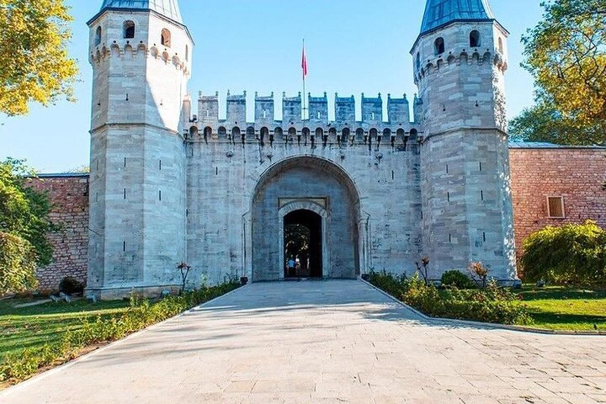 un ingresso a un castello con due torri