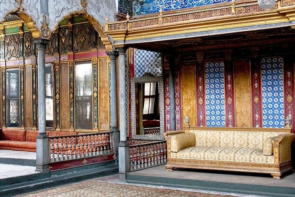 un divano seduto all'interno di un edificio
