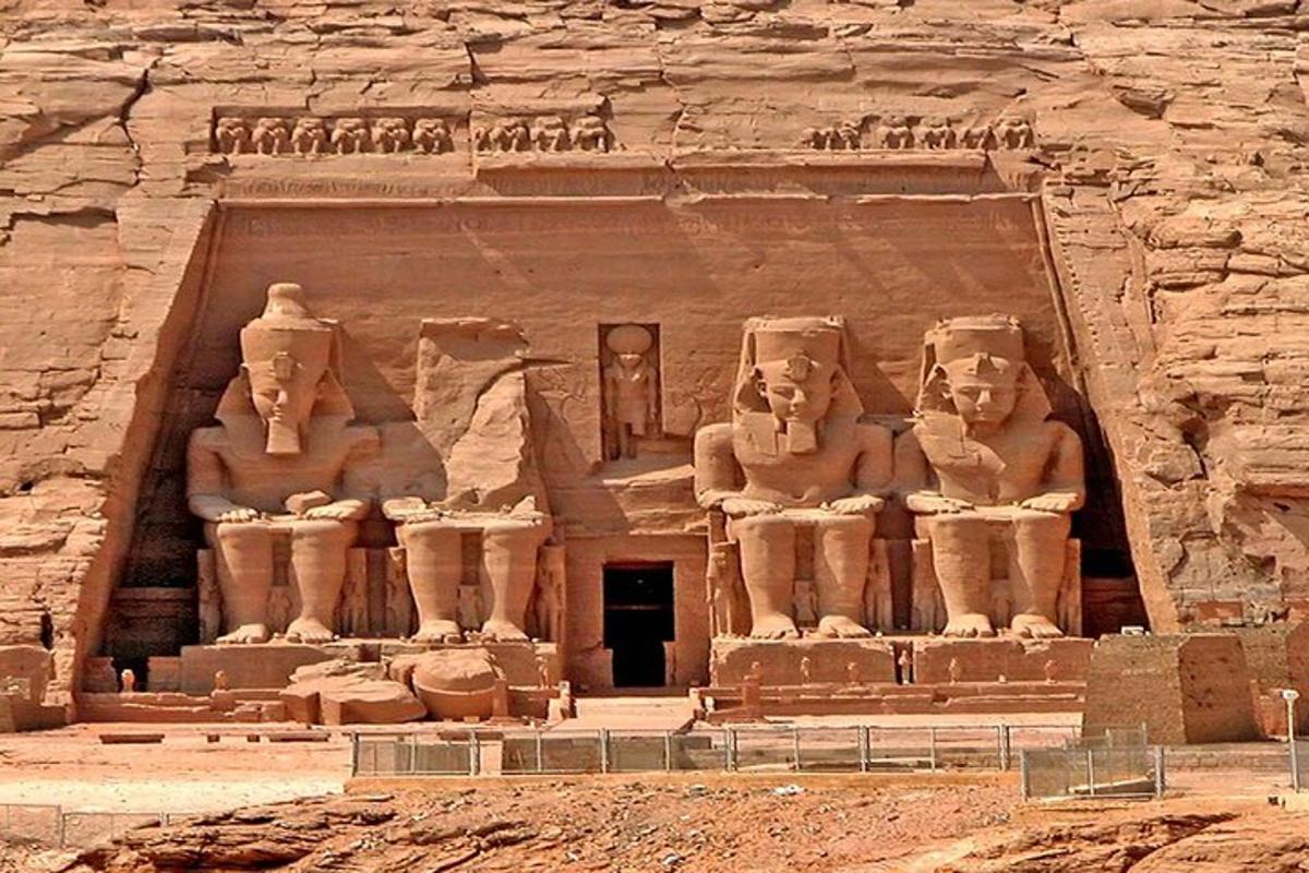 un grande edificio in pietra con statue su di esso