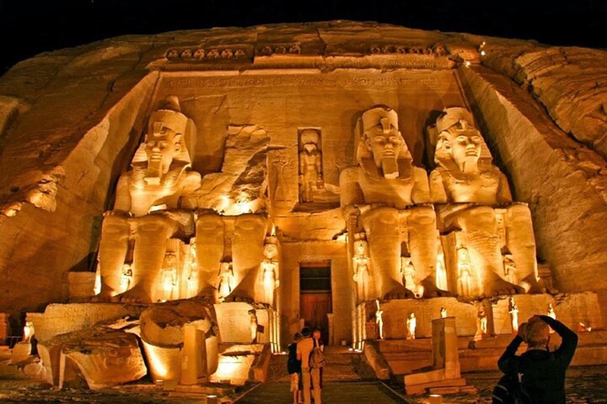 Az abu simbel-i templom látképe éjszaka