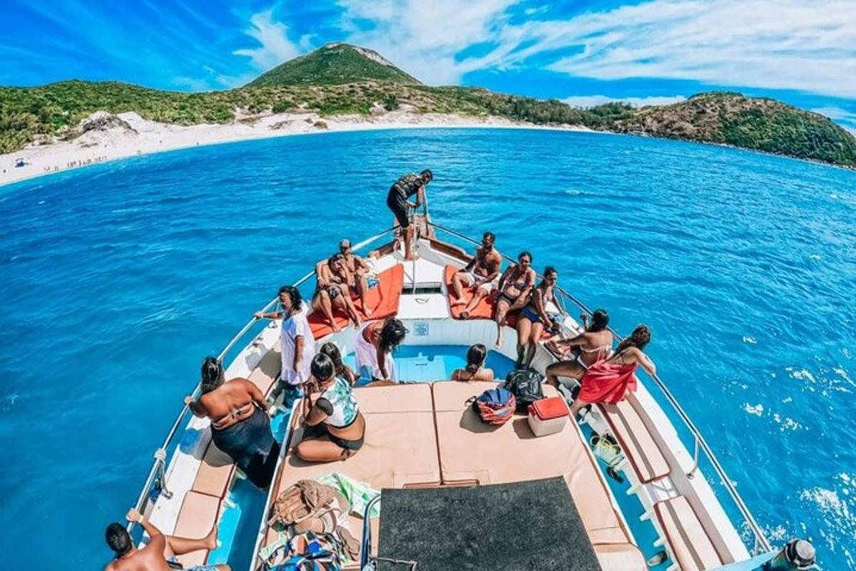 un gruppo di persone su una barca nell'oceano