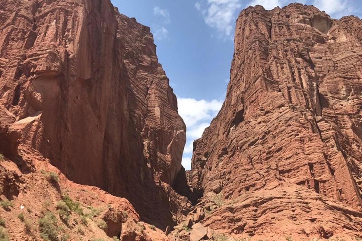 un canyon con una grande montagna rocciosa