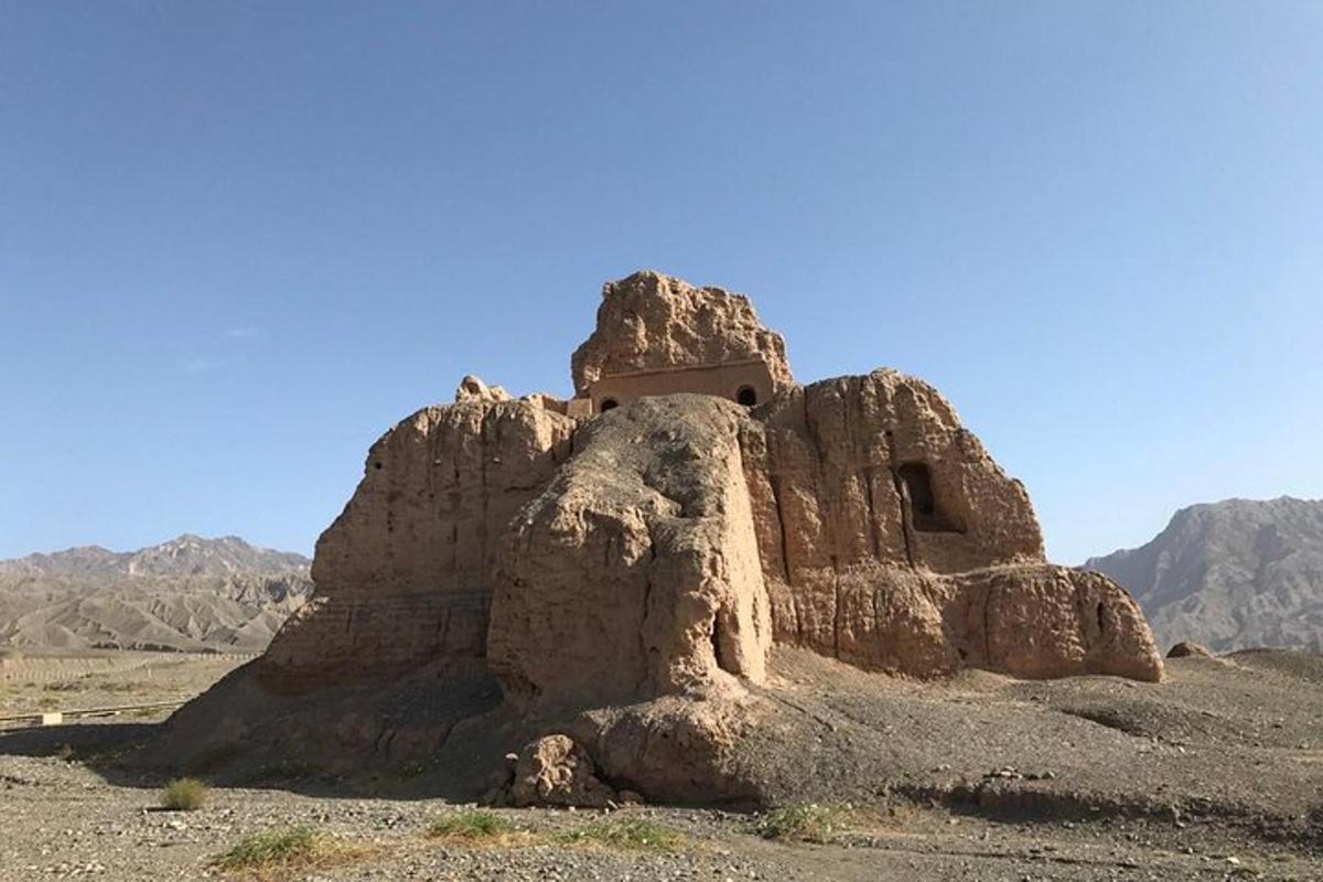 un edificio roccioso in mezzo al deserto