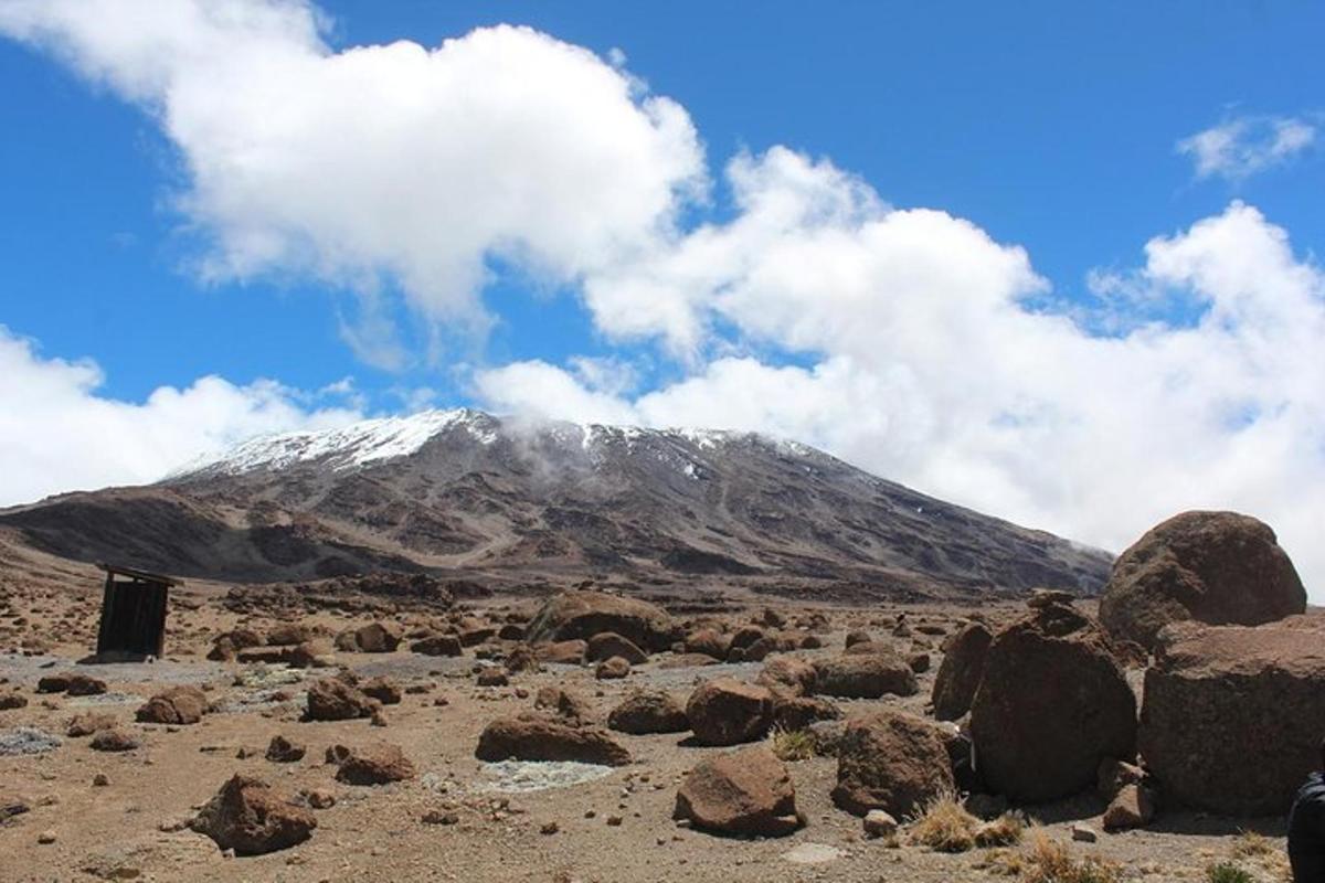 snæviþakið fjall í miðri eyðimörk