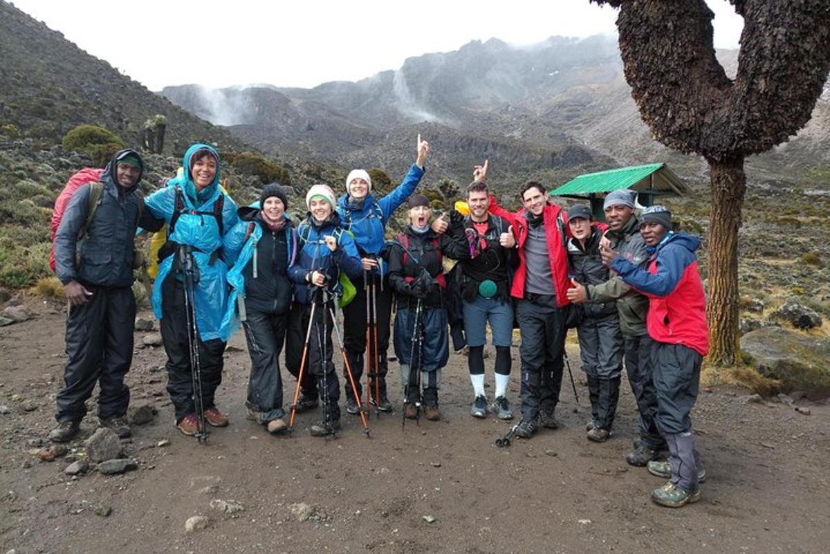 Un grupo de personas posando para una foto en una montaña.