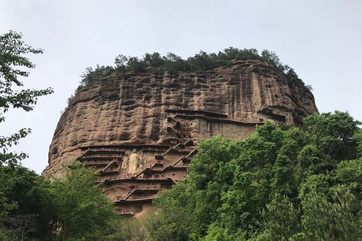 山顶有树木的岩石山