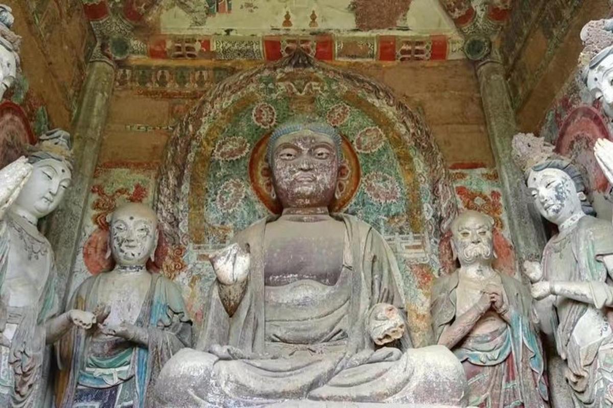 một bức tượng của một vị thần trong một ngôi đền