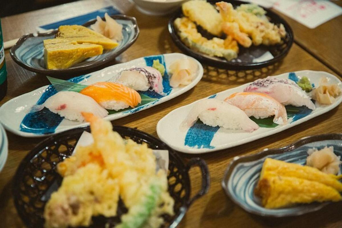 uma mesa coberta com pratos de comida em pratos