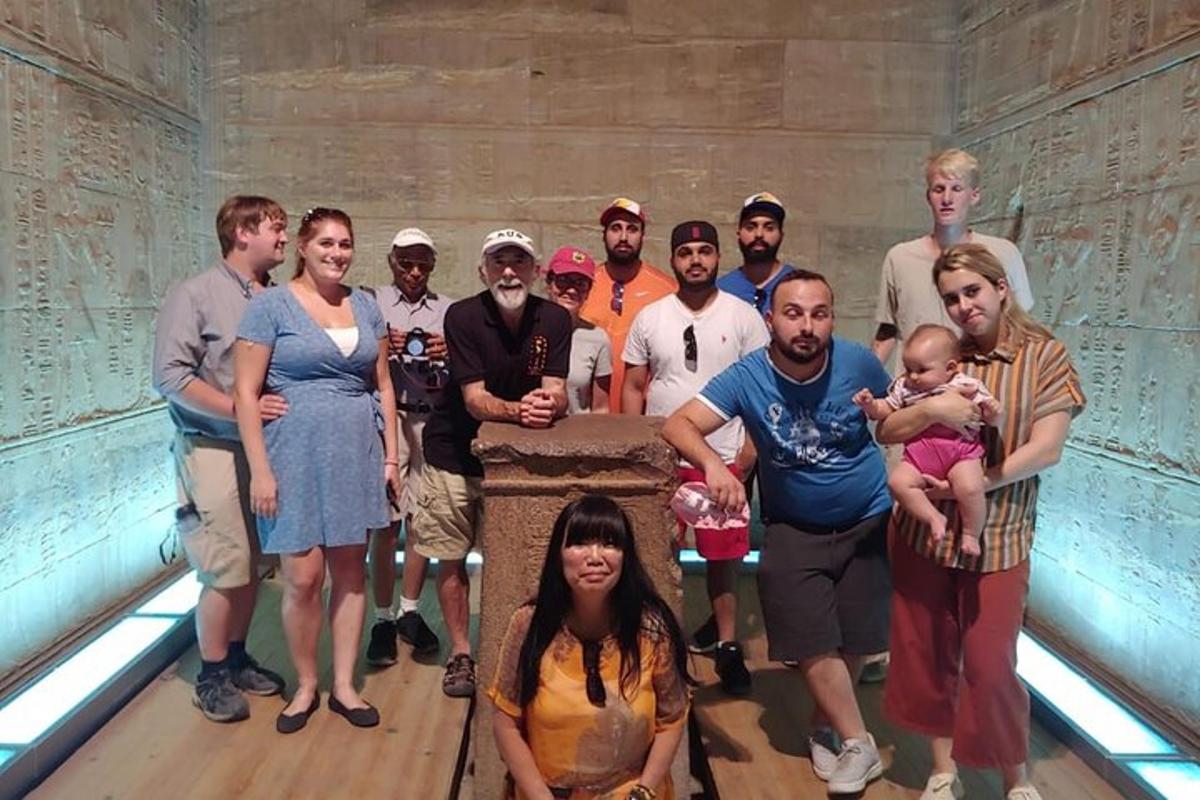 eine Gruppe von Menschen, die in einem Museum für ein Foto posieren