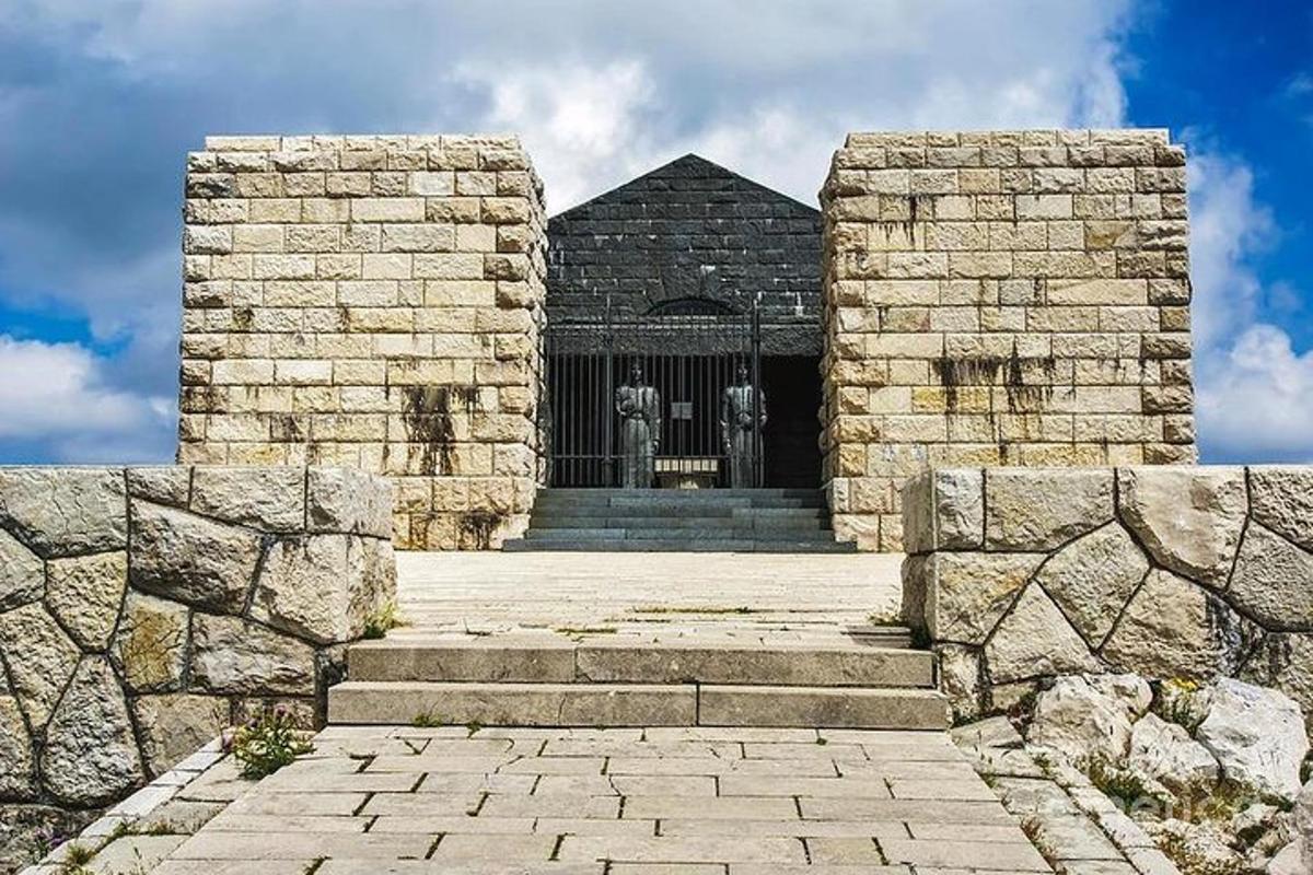 un edifici de pedra amb una porta al davant