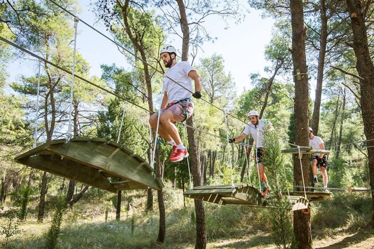 skupina lidí skákajících na zip line