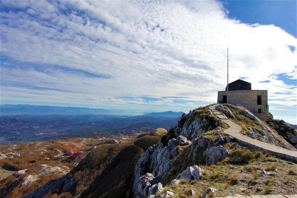 un edifici al cim d'una muntanya