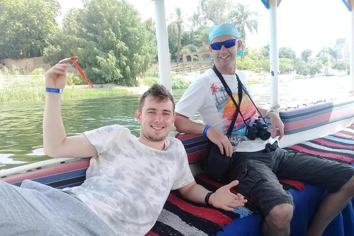 dva muži sedící na lodi na vodě