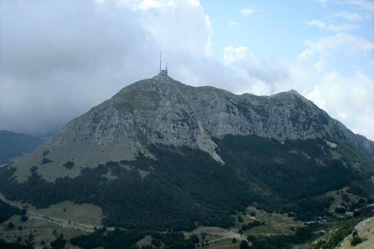 góra z krzyżem na szczycie