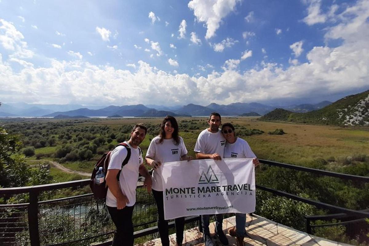 un gruppo di persone che tengono un cartello con scritto "Avviso di trasferimento"
