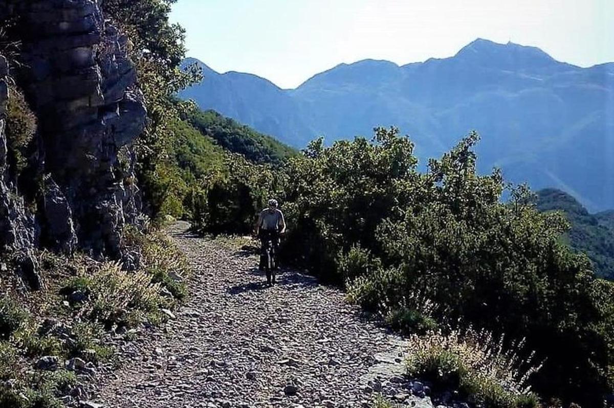 en person som sykler på en fjellsti