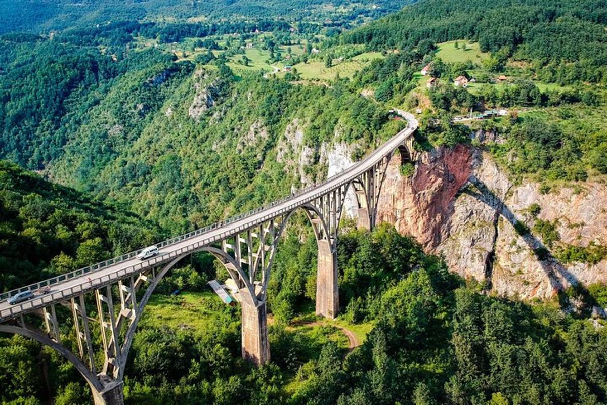 um trem em uma ponte sobre uma montanha