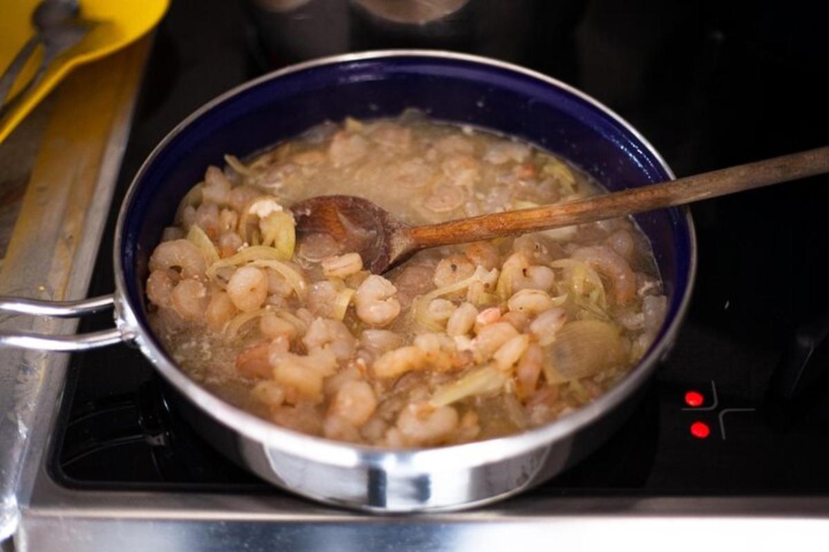 isang palayok ng pagkain sa kalan na may kutsara