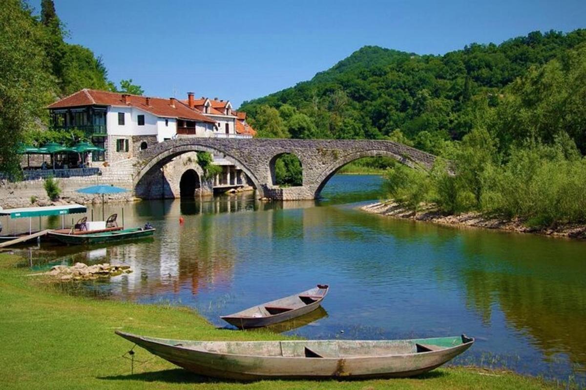 un pont sobre un riu amb dos vaixells a l'aigua