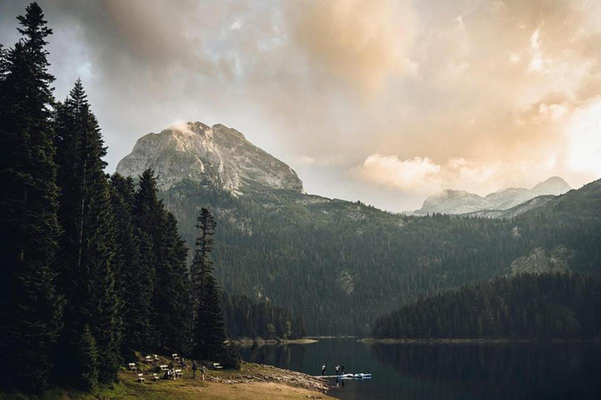 uma vista de um lago com uma montanha ao fundo