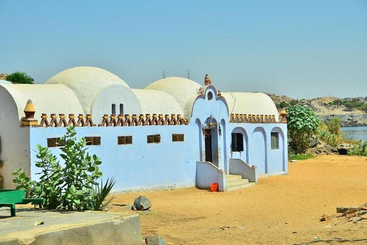 un edificio blu con delle cupole in cima