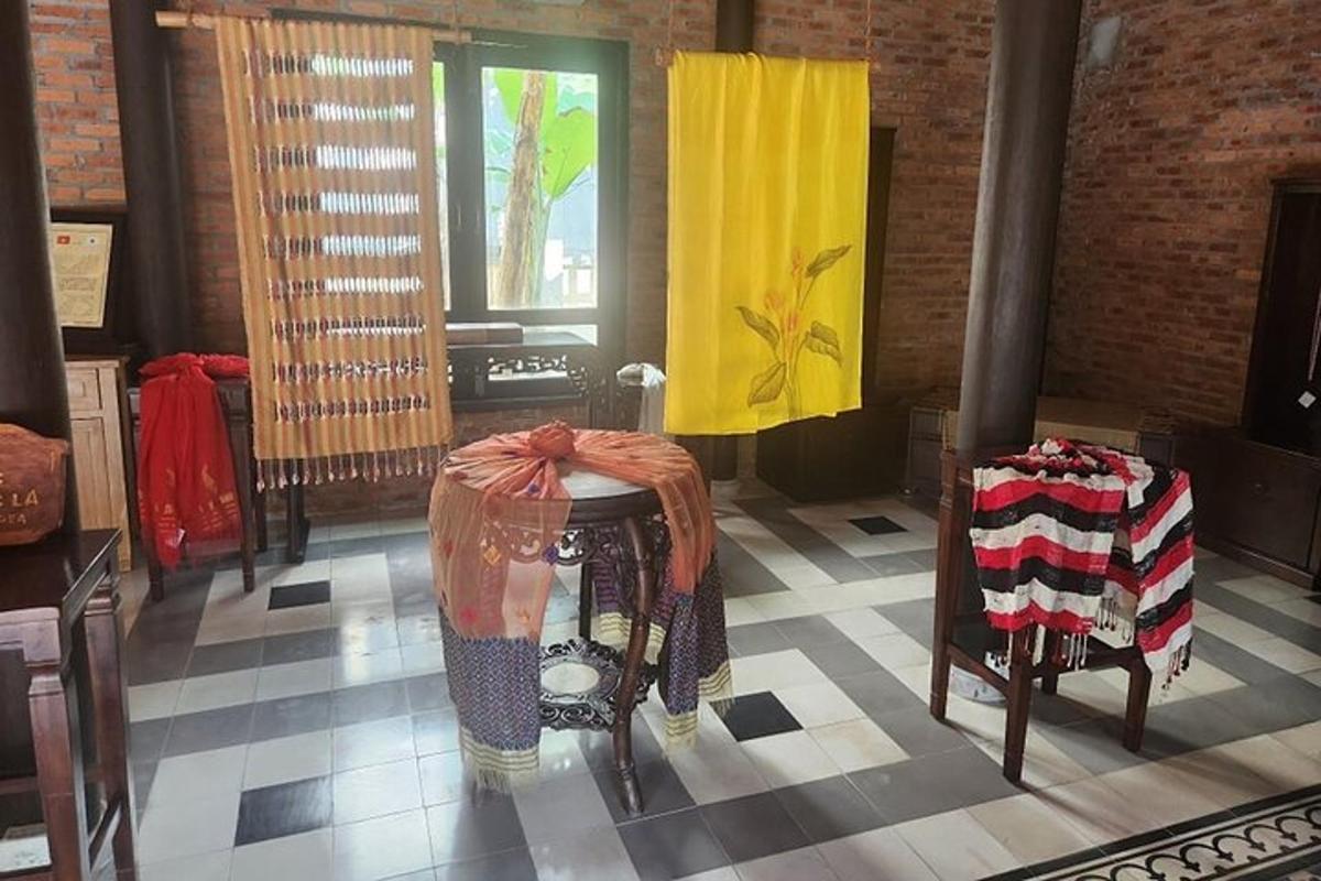 una habitació amb una taula i cadires i una cortina groga