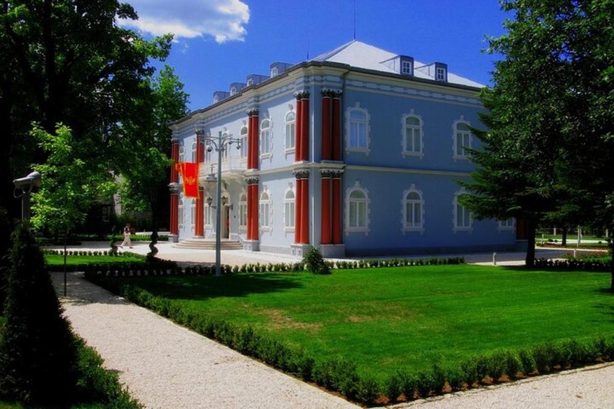 un edifici blau i vermell amb un pati verd