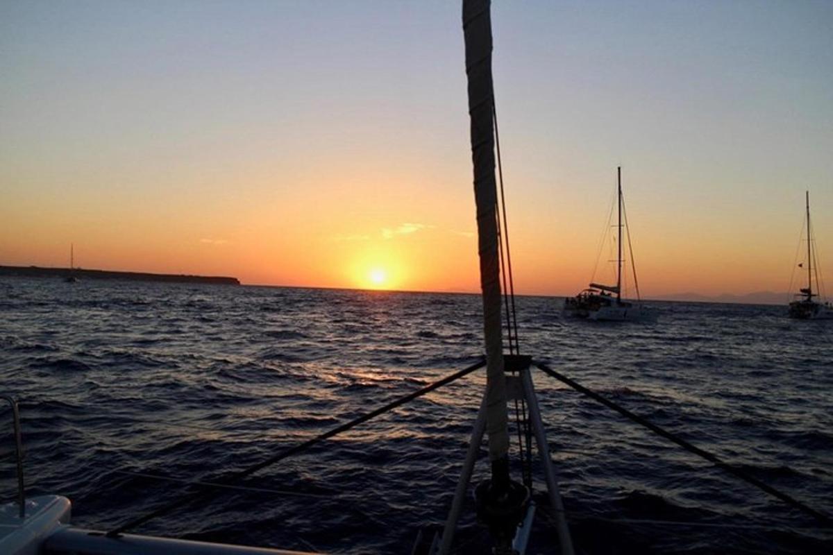 en båt i havet med solnedgången i bakgrunden