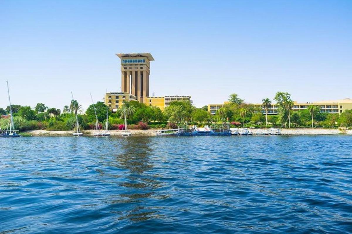 велика водойма з будівлею на задньому плані