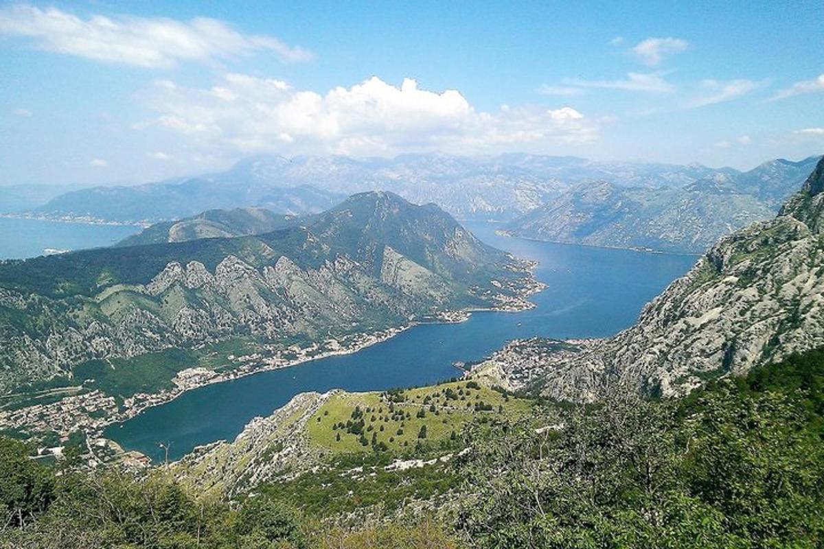 pogled na jezero sredi gore