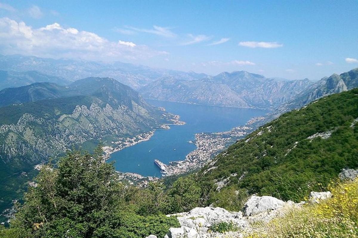 μια θέα ενός μεγάλου υδάτινου σώματος από ένα βουνό