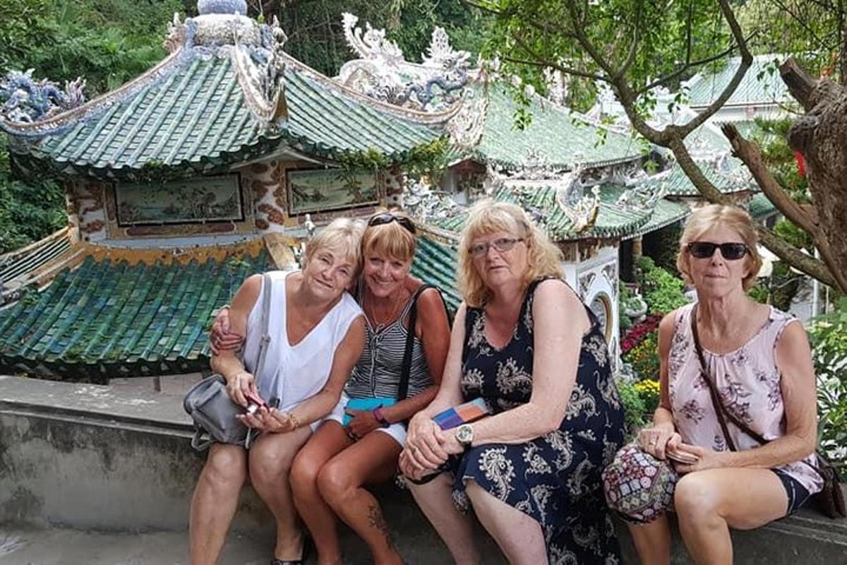 un grup de dones assegudes davant d'un edifici