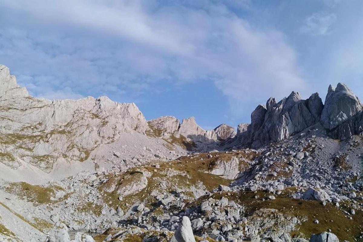 útsýni yfir fjall með snjó á því