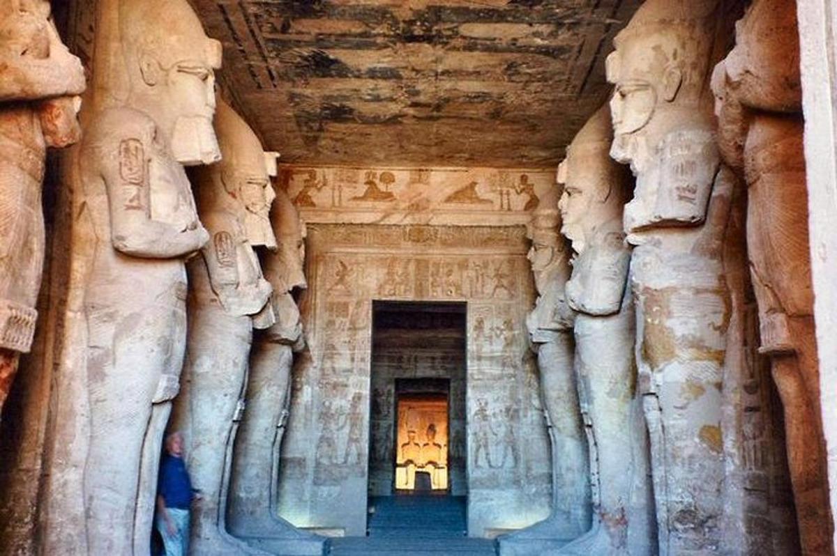 una vista di un tempio con statue sulle pareti