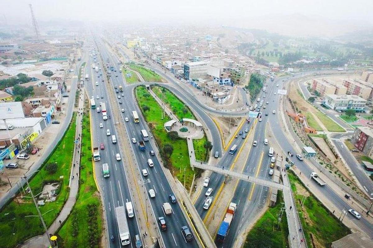Una vista aérea de una carretera con mucho tráfico.